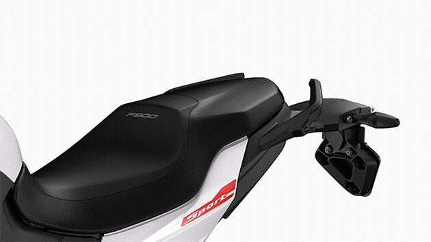 We zien de buddyseat van de F 900 R. Dankzij de zes verschillende zithoogtes kan iedereen erop plaatsnemen.