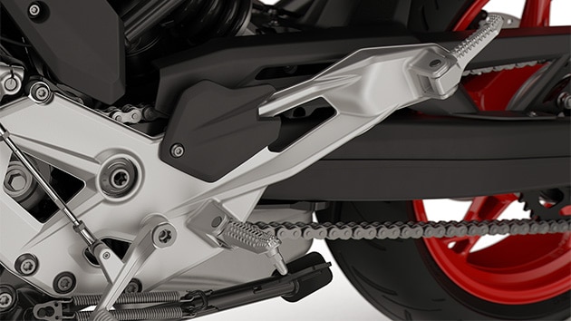 Gefreesde voetsteunen en pedalen van de F 900 R van BMW Motorrad