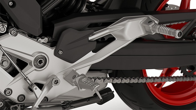 De voetsteunen van de F 900 R van BMW Motorrad