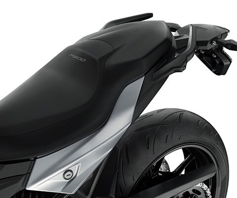 We zien de buddyseat van de F 900 R. Dankzij de zes verschillende zithoogtes kan iedereen erop plaatsnemen.