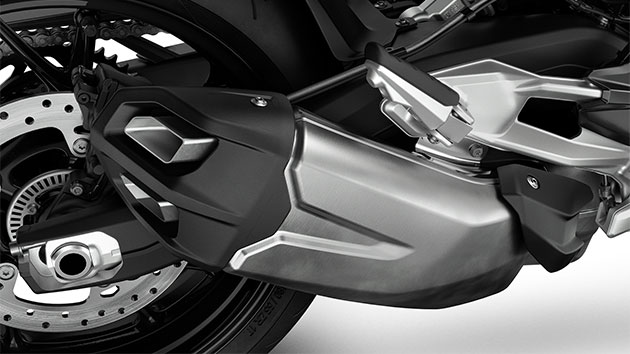 De korte uitlaat benadrukt de dynamiek van de F 900 R.