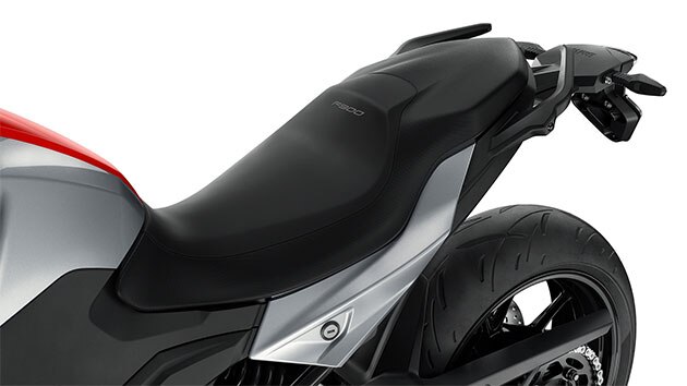 We zien de buddyseat van de F 900 R. Dankzij de zes verschillende zithoogtes kan iedereen erop plaatsnemen.