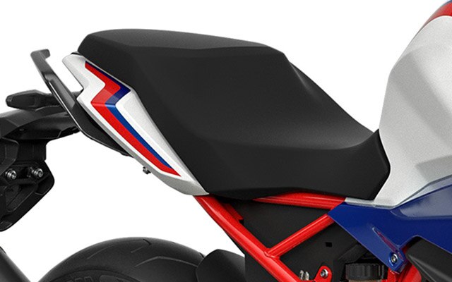 We zien de ergonomische buddyseat van de G 310 R.