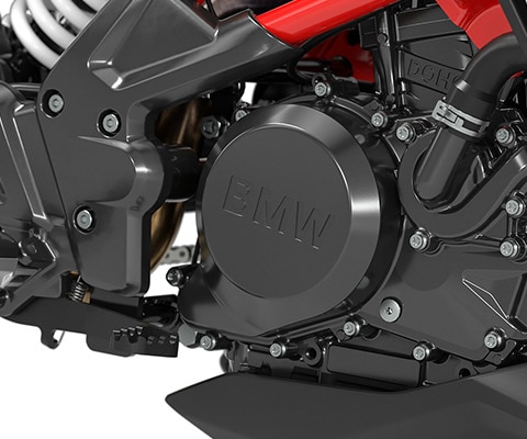 We zien de titaniumgrijze motor van de G 310 R.
