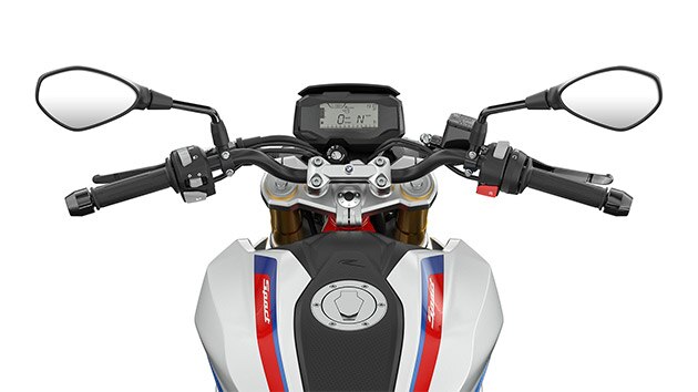 We zien het stuur en de bedieningselementen van de G 310 R.