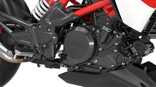 We zien de titaniumgrijze motor van de G 310 R.