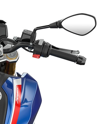 We zien het stuur en de bedieningselementen van de G 310 R.
