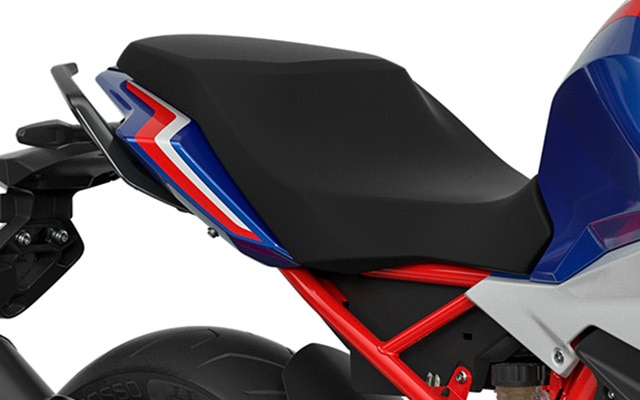We zien de ergonomische buddyseat van de G 310 R.