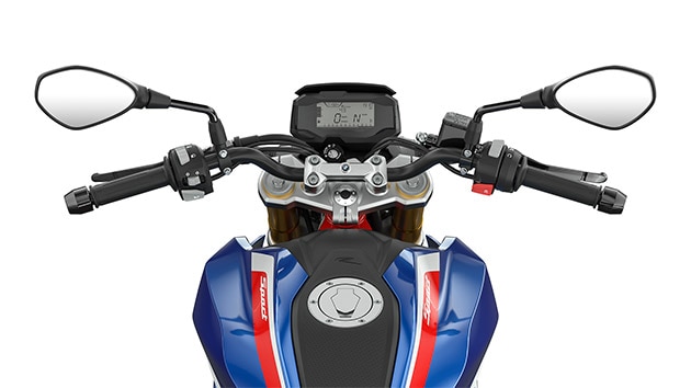 We zien het stuur en de bedieningselementen van de G 310 R.