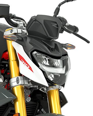 We zien de standaard-LED-koplampen en -richtingaanwijzers van de G 310 R.