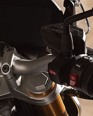 Img Alt-Tags BMW R 1250 R met het oog op de tank, bedieningselement en display