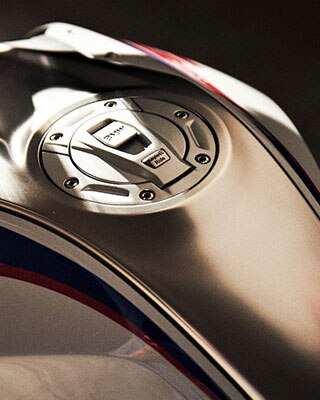 Img Alt-Tag De tank van de BMW R 1250 R met middelste tankkap uit roestvrij staal