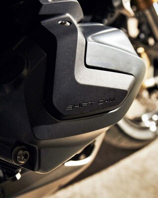 BMW R 1250 R met gedetailleerd aanzicht van het kleppendeksel en het ShiftCam-opschrift