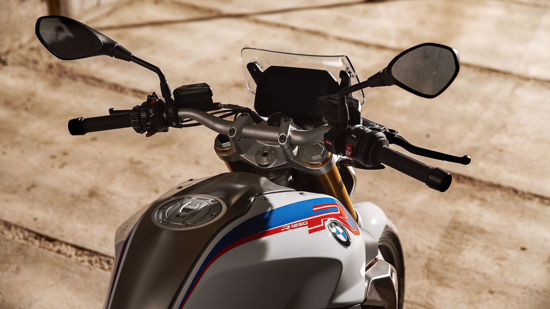 Img Alt-Tags BMW R 1250 R met het oog op de tank, bedieningselement en display