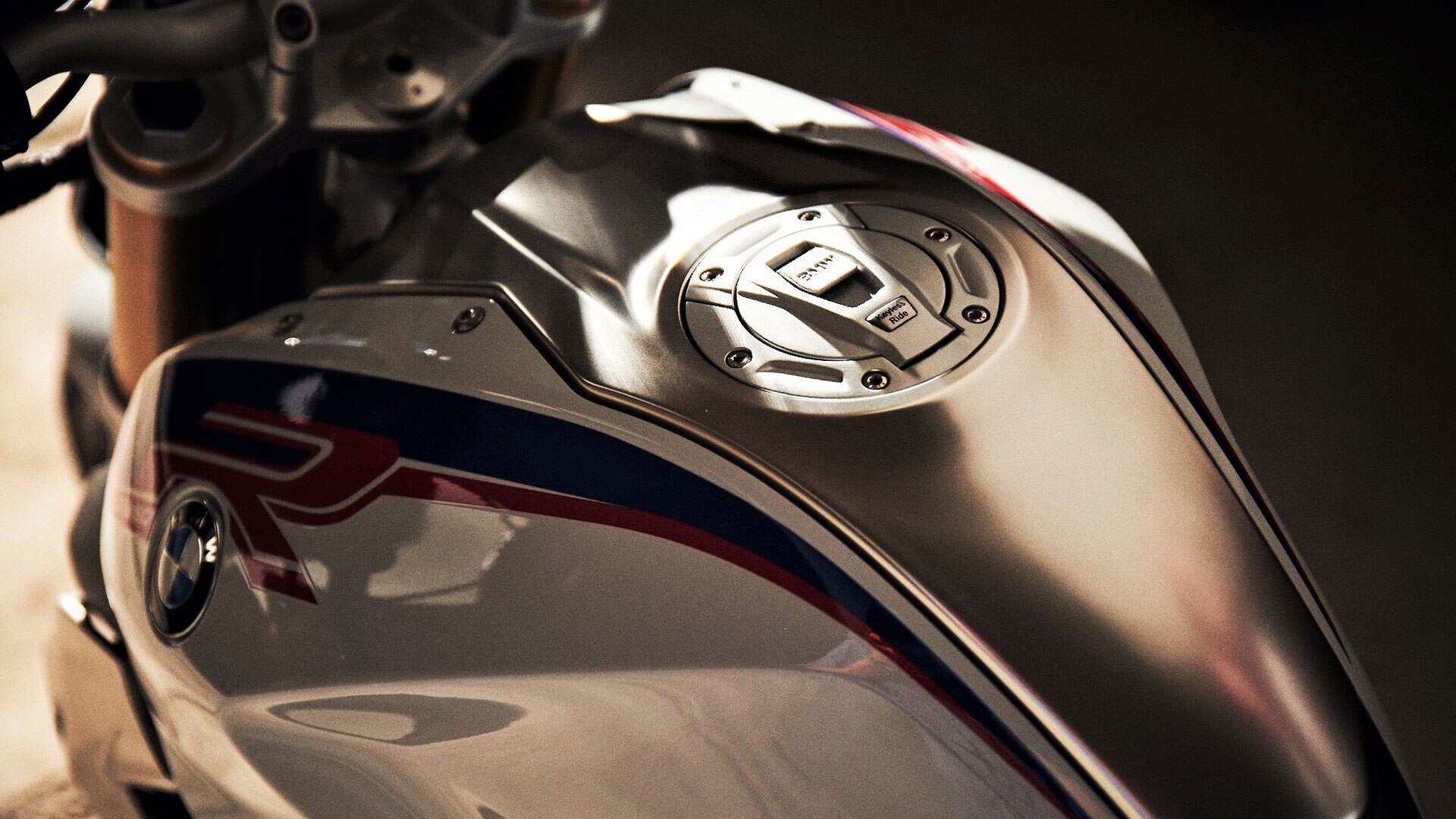 Img Alt-Tag De tank van de BMW R 1250 R met middelste tankkap uit roestvrij staal