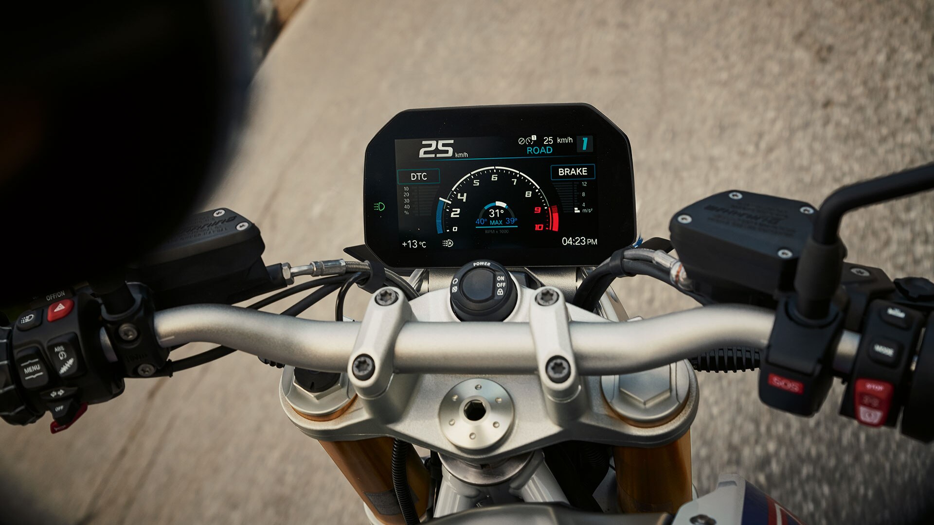 BMW R 1250 R met bedieningselement en TFT-display in het middelpunt