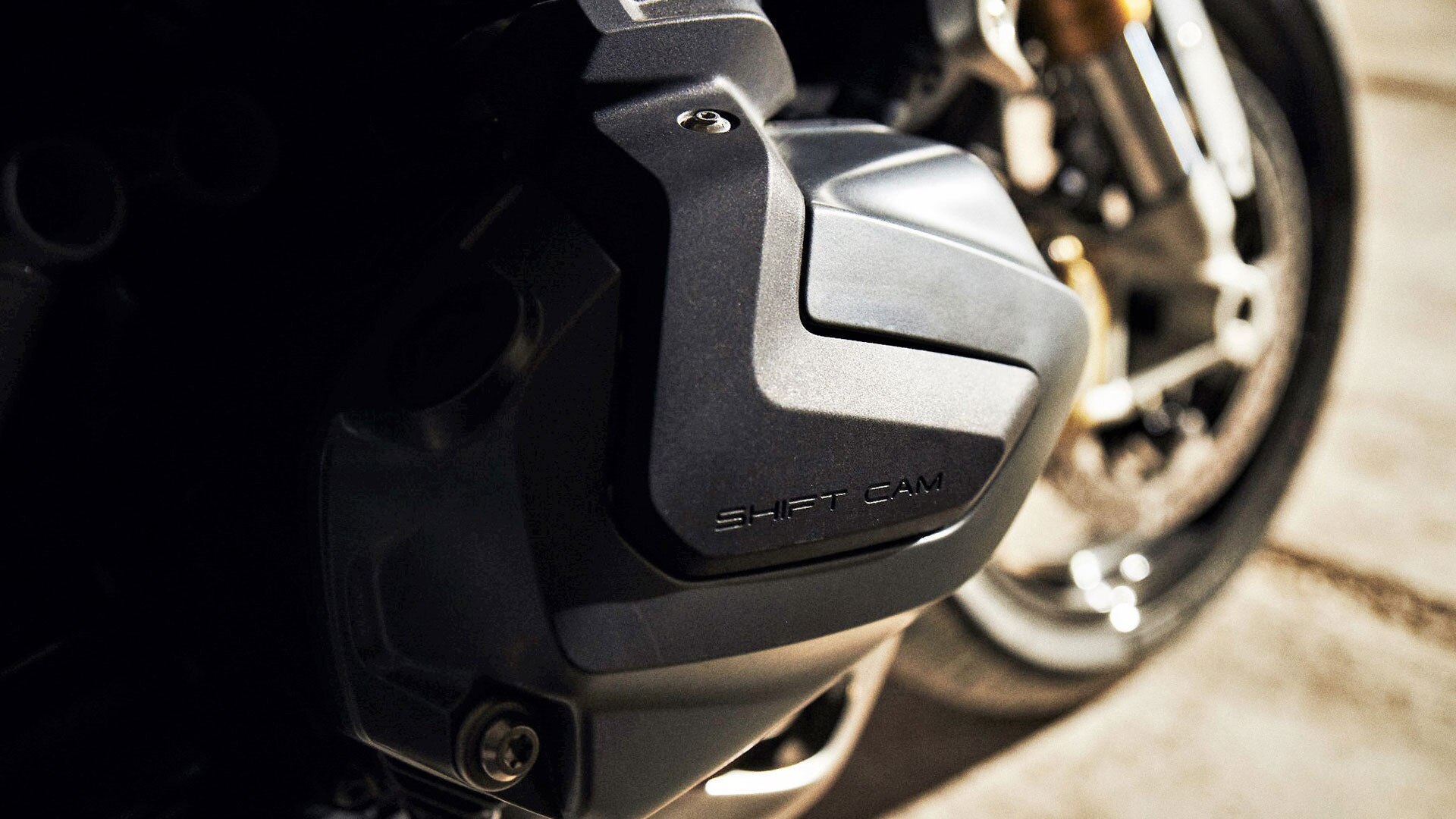 BMW R 1250 R met gedetailleerd aanzicht van het kleppendeksel en het ShiftCam-opschrift