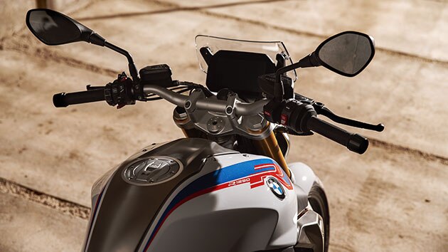 Img Alt-Tags BMW R 1250 R met het oog op de tank, bedieningselement en display