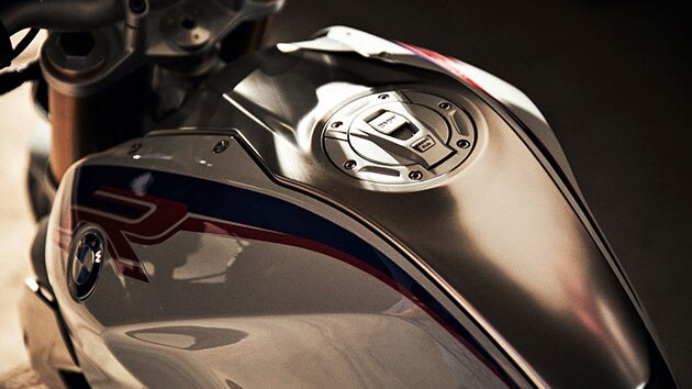 Img Alt-Tag De tank van de BMW R 1250 R met middelste tankkap uit roestvrij staal