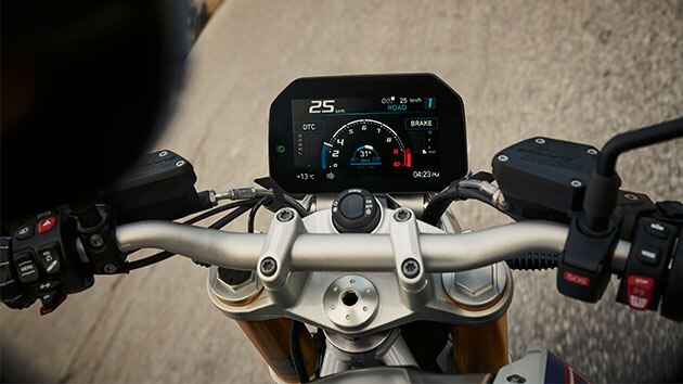 BMW R 1250 R met bedieningselement en TFT-display in het middelpunt
