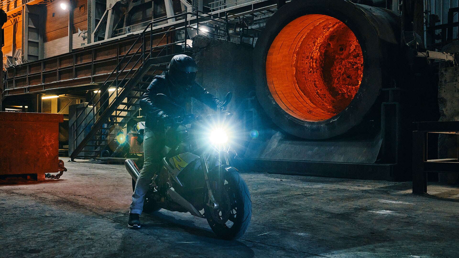 We zien de S 1000 R voor een gloeiende stalen ketel.