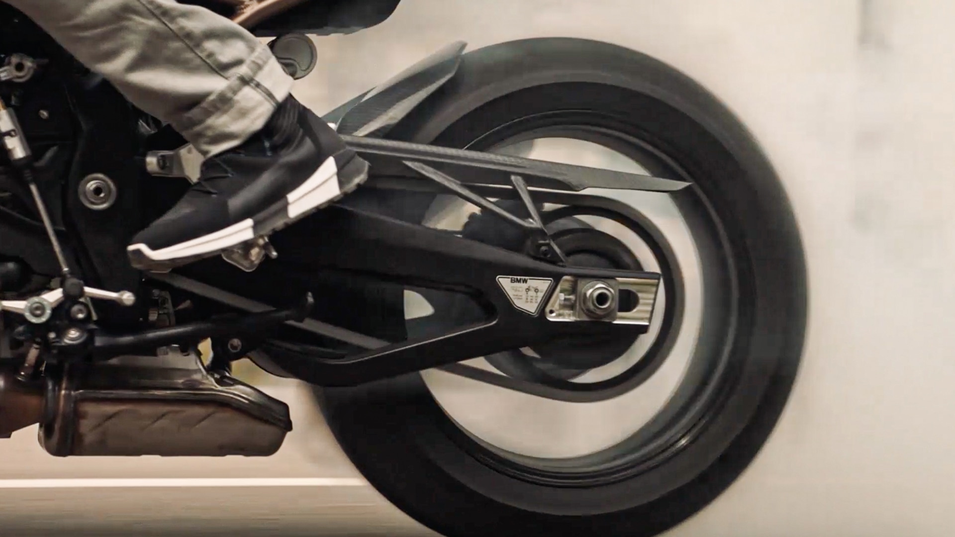 We zien een rij-opname met doordraaiende banden van de S 1000 R.