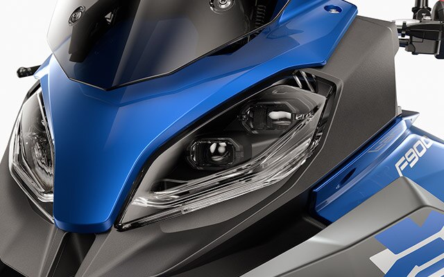 We zien de lichten van de F 900 XR.