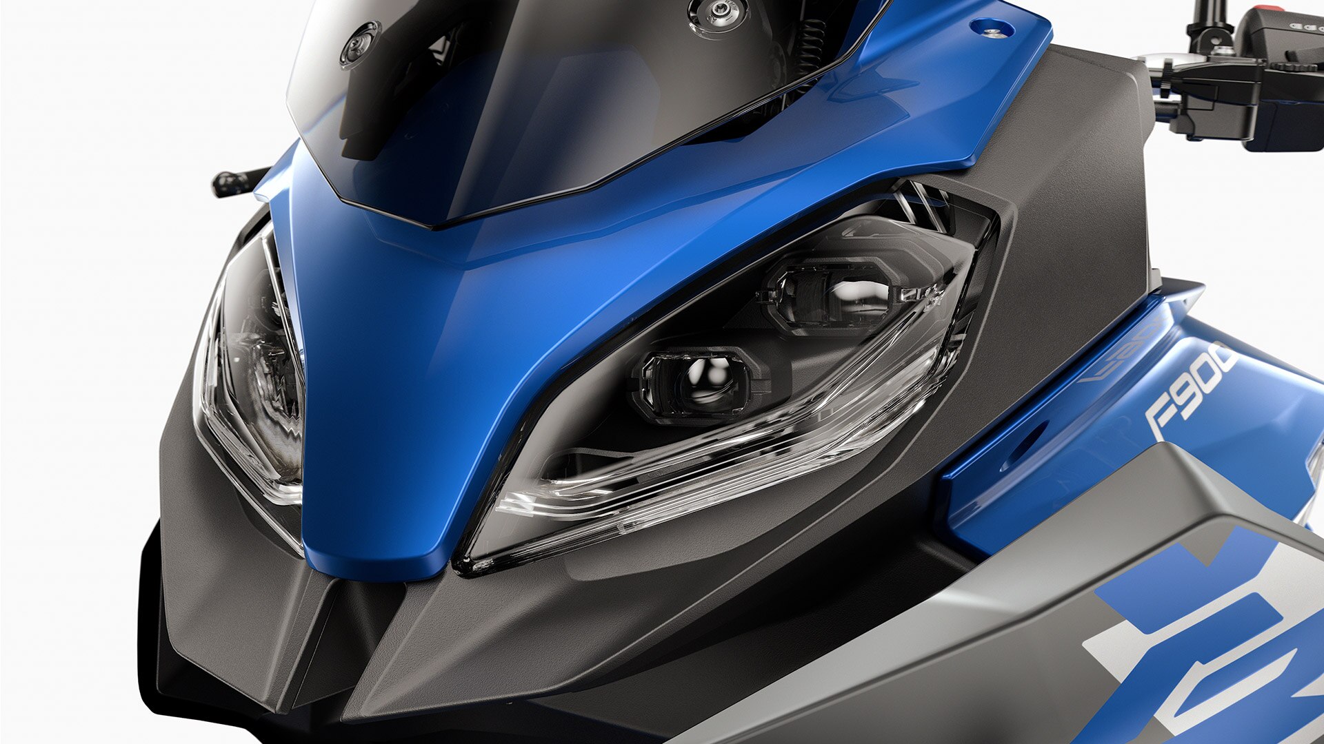 We zien de lichten van de F 900 XR.