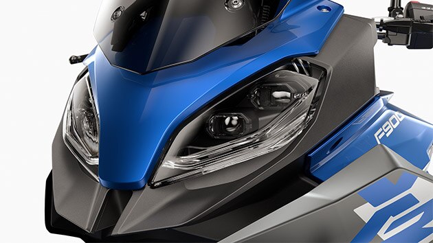 We zien de lichten van de F 900 XR.