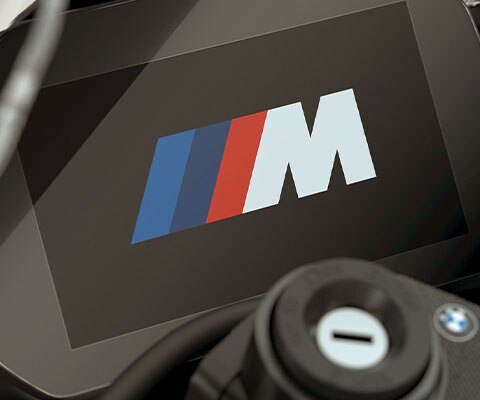 We zien de opstartanimatie met M logo in de cockpit van de M RR.