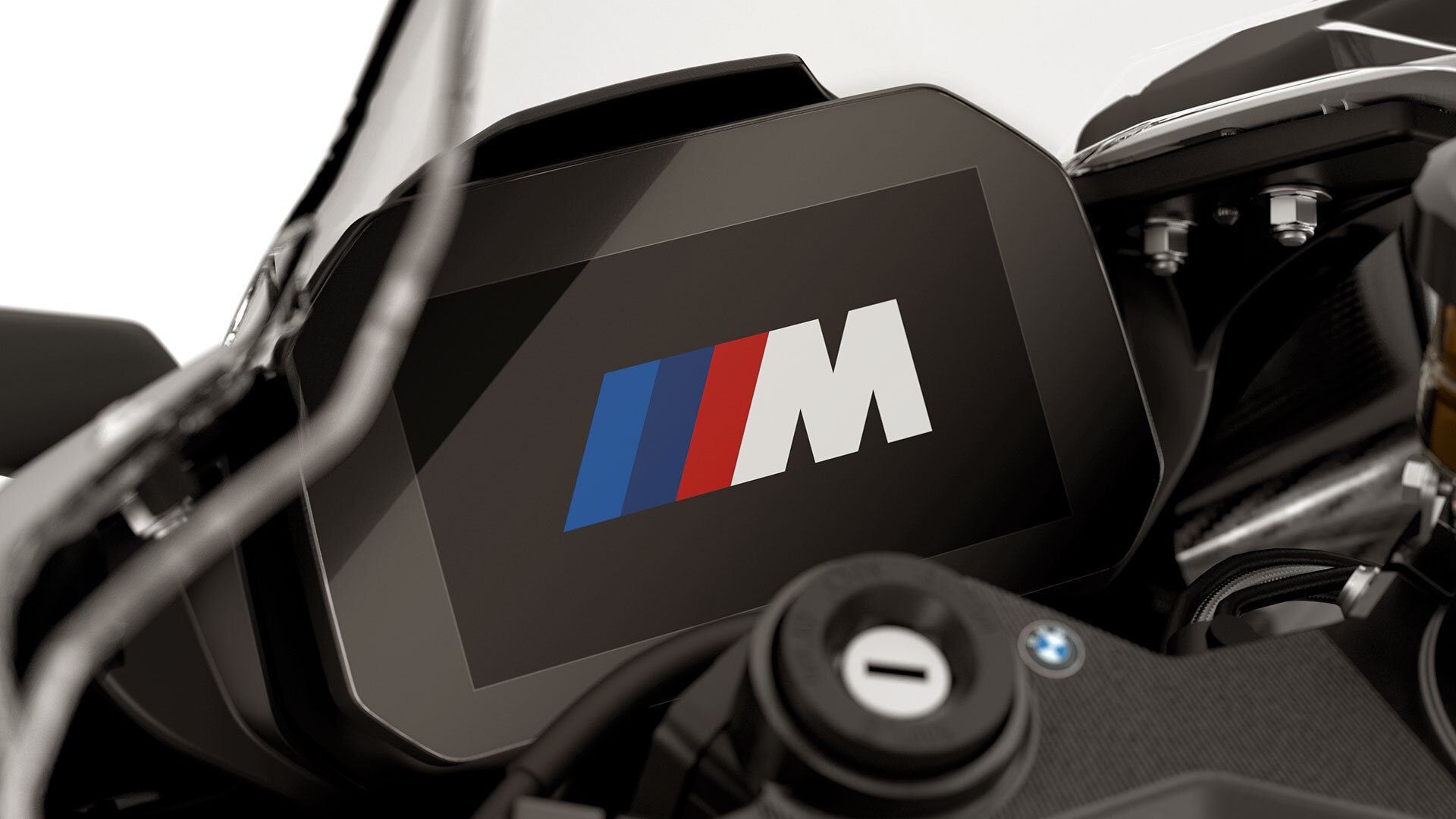 We zien de opstartanimatie met M logo in de cockpit van de M RR.