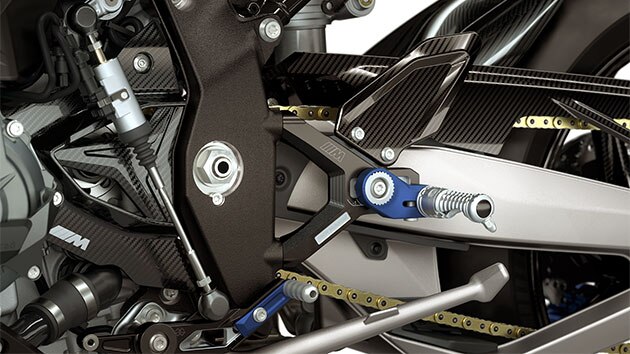 We zien de M gefreesde onderdelen en M carbonparts van de M RR bij de voetsteunen.