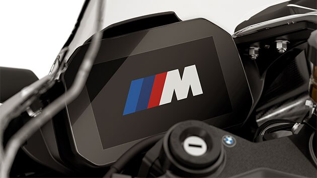 We zien de opstartanimatie met M logo in de cockpit van de M RR.