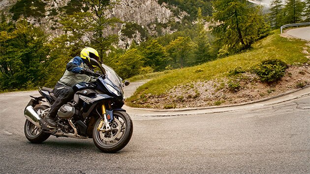 De R 1250 RS in de bocht