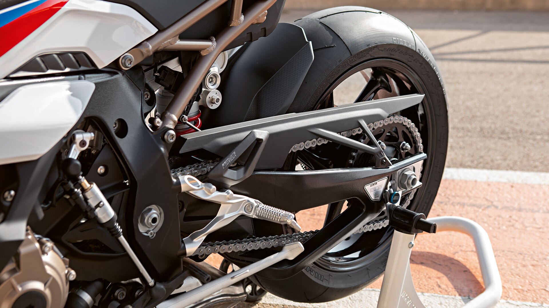 BMW RR schwingarm met ondertruss in standaardproductie
