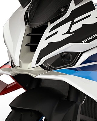 Dynamisch vooraanzicht en hoge kuipruit van de S 1000 RR