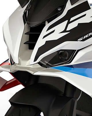 Dynamisch vooraanzicht en hoge kuipruit van de S 1000 RR