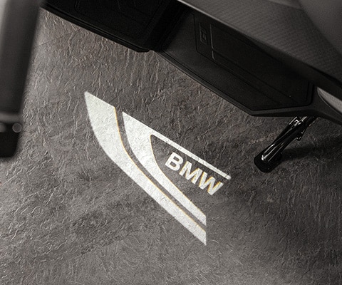 De C 400 GT van BMW Motorrad met op- en afstapverlichting en logoprojectie