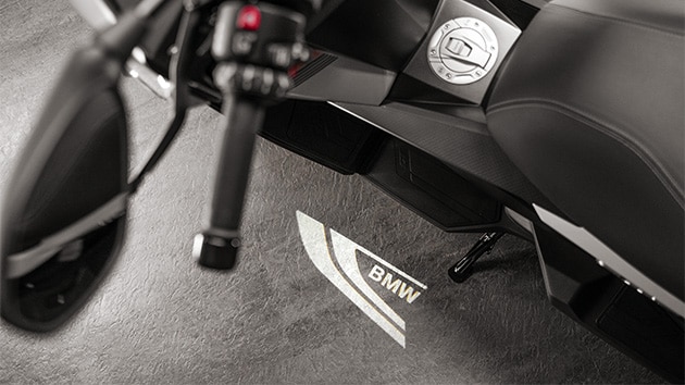 De C 400 GT van BMW Motorrad met op- en afstapverlichting en logoprojectie