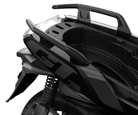 We zien het geopende flexcase opbergvak van de C 400 GT.