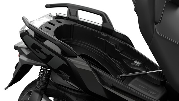 We zien het geopende flexcase opbergvak van de C 400 GT.