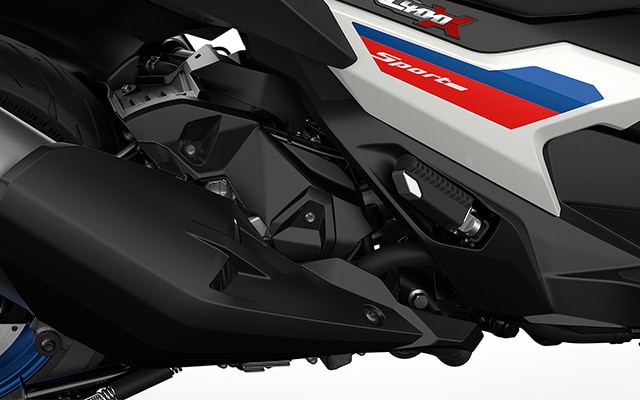 We zien de eencilinderverbrandingsmotor van de C 400 X.