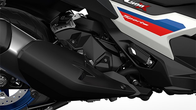 We zien de eencilinderverbrandingsmotor van de C 400 X.