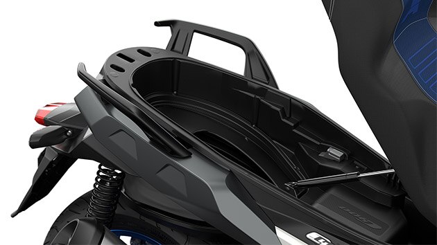 We zien het geopende flexcase opbergvak van de C 400 X.