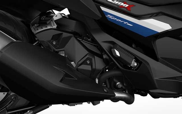 We zien de eencilinderverbrandingsmotor van de C 400 X.