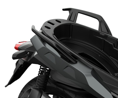 We zien het geopende flexcase opbergvak van de C 400 X.
