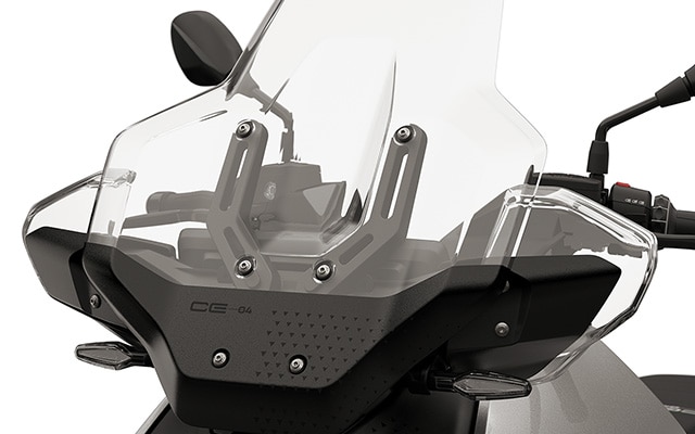 Hoge kuipruit inclusief geïntegreerde handwindbescherming van de CE 04 van BMW Motorrad