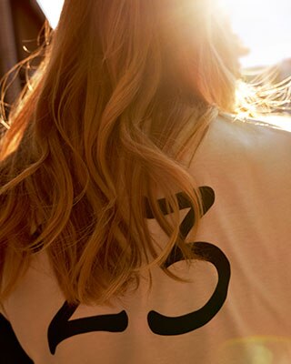 Op de foto is het shirt Boxer voor dames van achteren te zien.